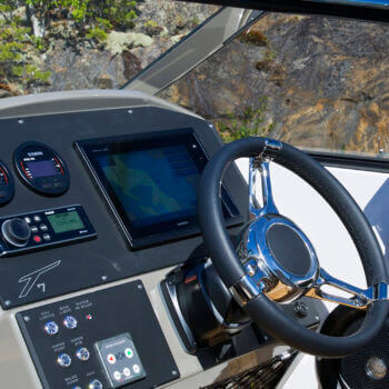 Finnmaster-T7-Garmin-Fusion-Yamaha-LAN-tilt-steering-wheel-3